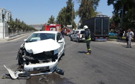 Antalya Dumlupınar Bulvarı'nda Trafik Kazası: Otomobil ile Kamyonet Çarpıştı
