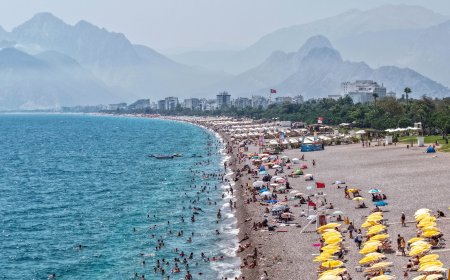 Antalyada Sıcaktan bunalan turistler  denizde serinledi