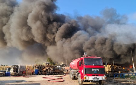 Antalya'da Soğuk Hava Deposu ve Pasta İmalathanesi Alevlere Teslim Oldu