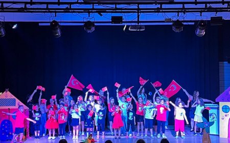 Muratpaşa'da Çocuklar Sahneye Çıktı: Tiyatro Eğitimleri "Cüceler Ülkesi" ile Sona Erdi