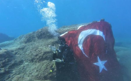 Gazipaşa'da Zafer Bayramı'na Özel Anlamlı Etkinlik: Su Altında İşaret Diliyle İstiklal Marşı