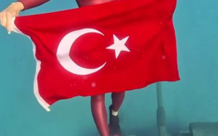 Şahika Ercümen'den 30 Ağustos'a Özel Anlamlı Dalış: Su Altında Türk Bayrağı Açtı