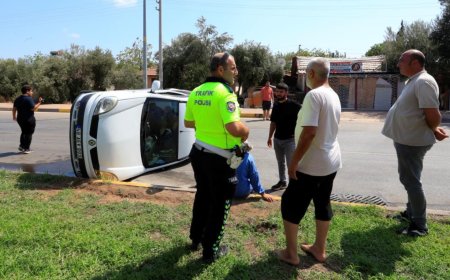 Antalya'da Korkutan Kaza: "Dur" Levhasına Uymayan Araç Otomobili Yan Yatırdı