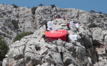 30 Ağustos Zafer Coşkusu Zirveye Taşındı: Dağcılar Kızlar Sivrisi'ne Türk Bayrağı Astı