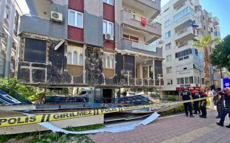 Antalya'da Korkutan Olay: Laboratuvarın Dış Cephesi Büyük Gürültüyle Çöktü