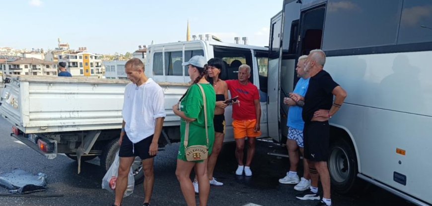 Antalya’da Yola Düşen Malzemeler Zincirleme Kazaya Neden Oldu