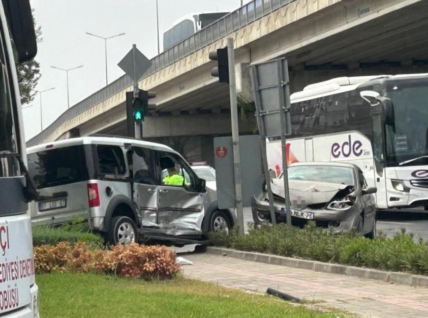 Antalya'da Hafif Ticari Araç ile Otomobil Kavşakta Çarpıştı: 1 Yaralı