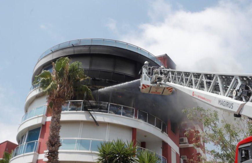Antalya’da Apartman Dairesinde Yangın: 3 Kişi Hastaneye Kaldırıldı
