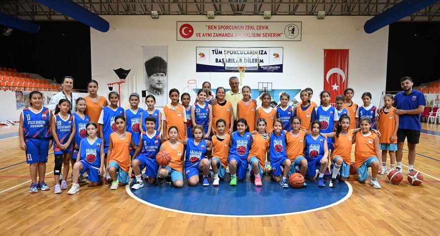 Kemer’de Ücretsiz Basketbol Kursu Öğrencileri Hazırlık Maçında Ter Döktü