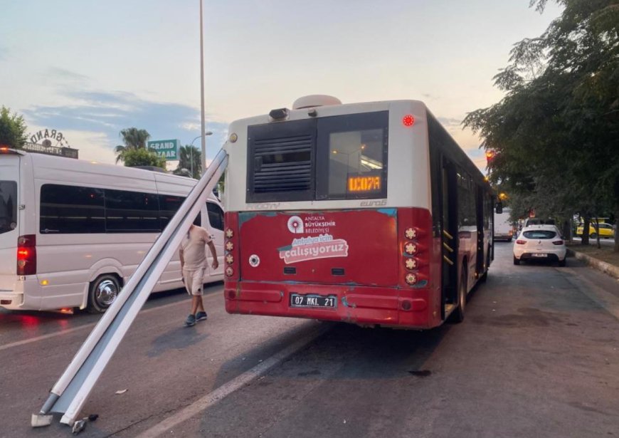 Antalya’da Durağa Yanaşan Otobüse Karavanın Tentesi Çarptı