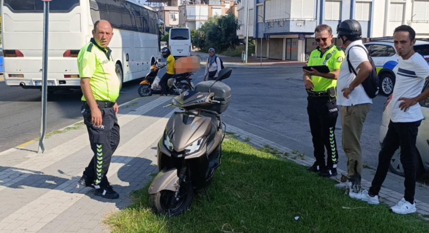 Manavgat’ta Motorlu Bisiklet Kaldırıma Çıktı, Sürücü Yaralandı