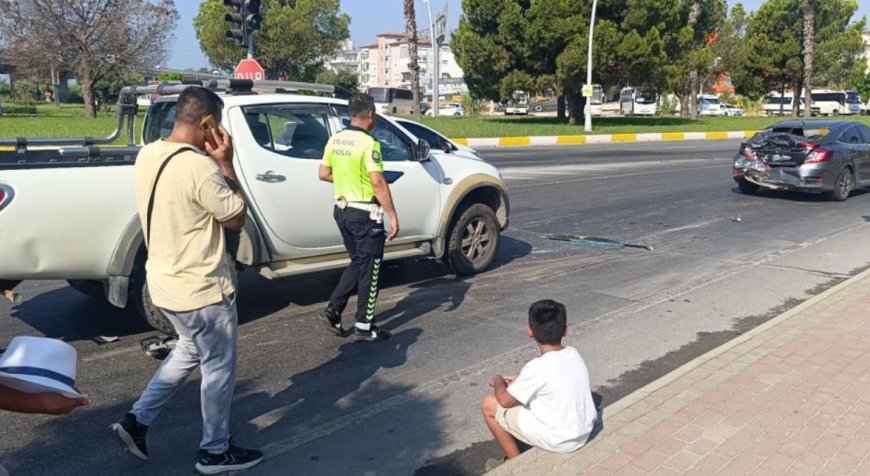 Antalya’da Trafik Kazası: Kamyonet Otomobile Çarptı, Küçük Çocuk Gözyaşlarına Boğuldu