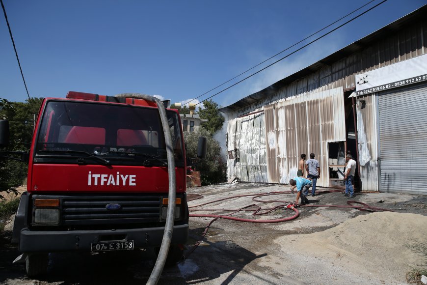 Alanya'da Mobilya Atölyesinde Yangın: Maddi Hasar Oluştu