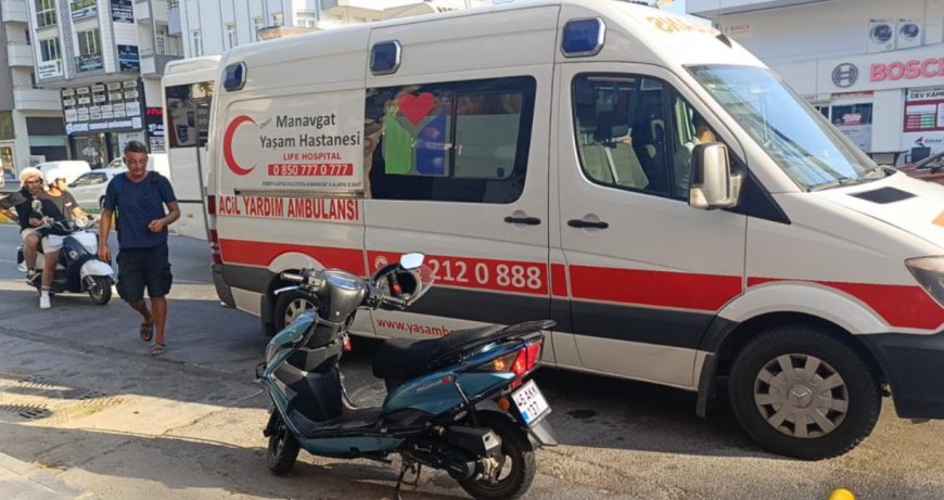 Manavgat’ta Kaza: Motorlu Bisiklet Hafif Ticari Araca Çarpıp Devrildi