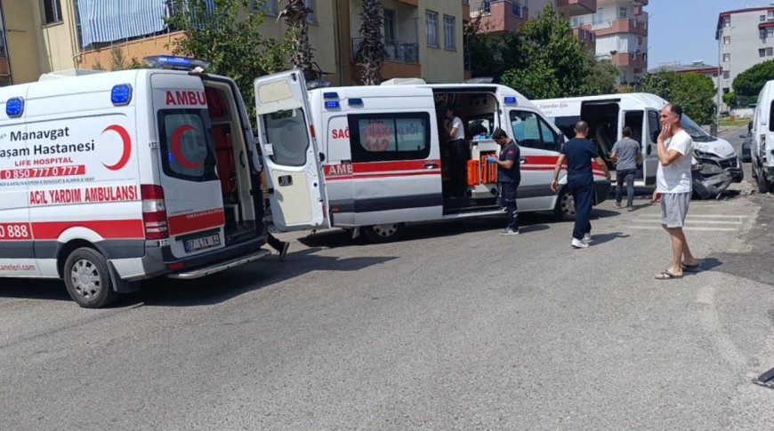 Manavgat’ta Servis Minibüsü Kazası: 4 Kişi Yaralandı