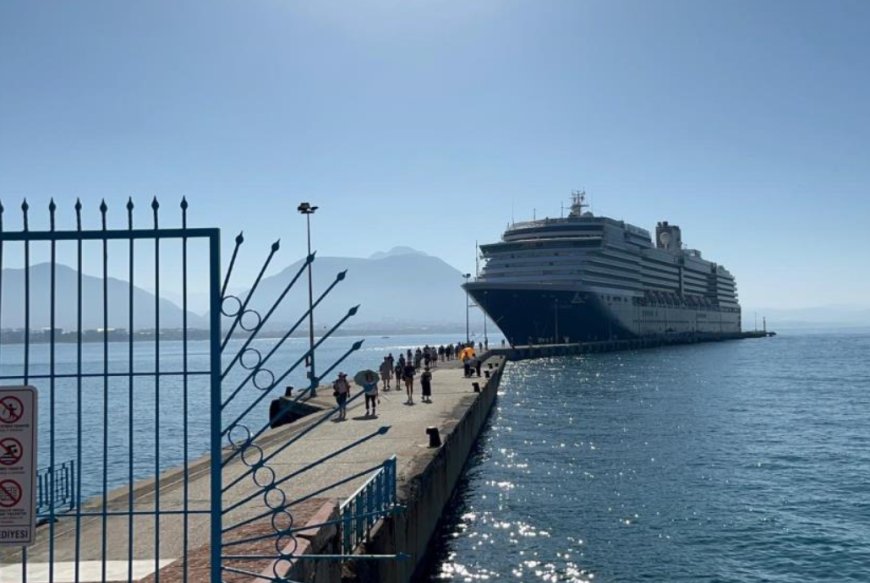 Hollanda Bandıralı Kruvaziyer Oosterdam Alanya’ya Demir Attı