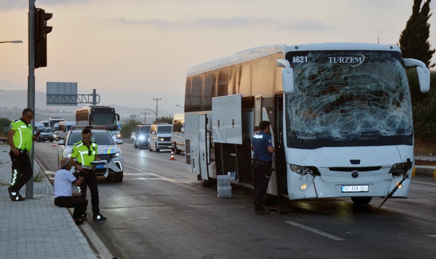 Serik’te Otobüs Kırmızı Işıkta Bekleyen Midibüse Çarptı: 5 Yaralı