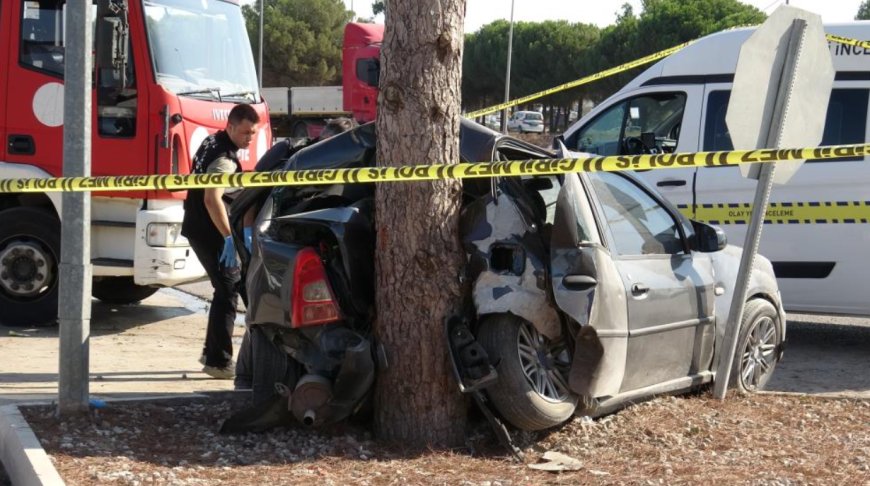 Antalya'da Kontrolden Çıkan Otomobil Ağaca Çarptı: Sürücü Hayatını Kaybetti