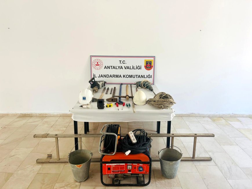 ANTALYA'nın Serik ilçesinde jandarma ekipleri izinsiz kazı yapan 4 kişiyi yakaladı.