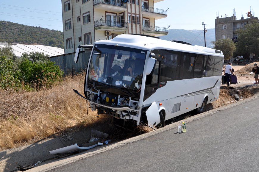 ANTALYA'nın Gazipaşa ilçesinde, şarampole düşen midibüstekilerden 9 kişi yaralandı.