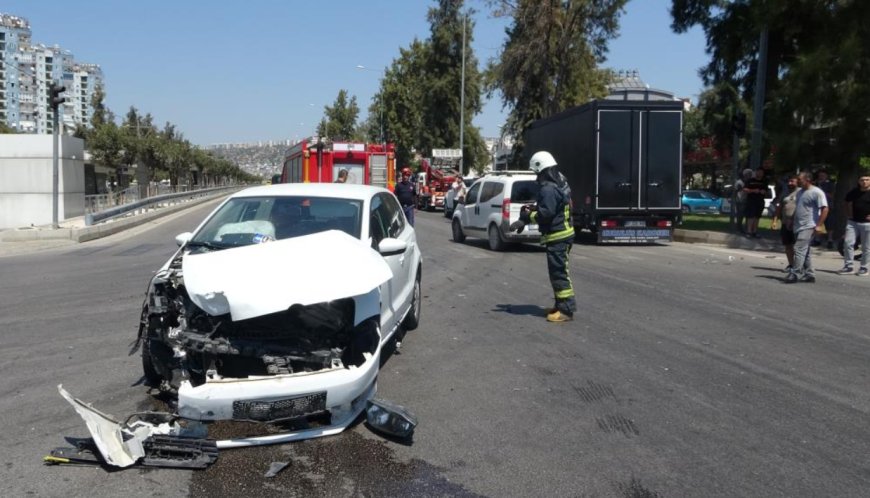 Antalya Dumlupınar Bulvarı'nda Trafik Kazası: Otomobil ile Kamyonet Çarpıştı