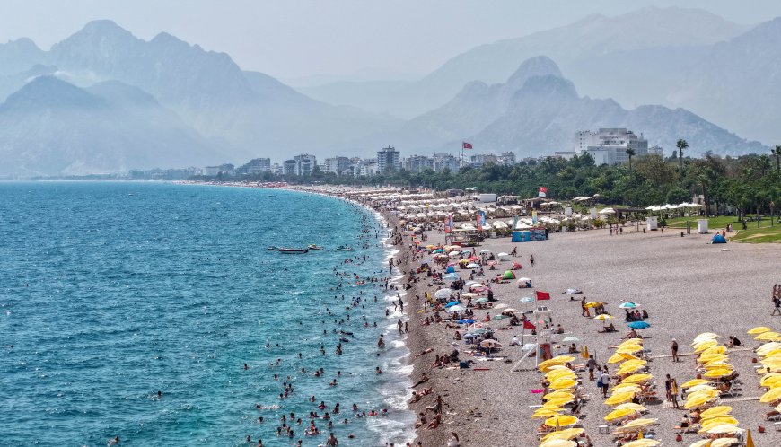 Antalyada Sıcaktan bunalan turistler denizde serinledi
