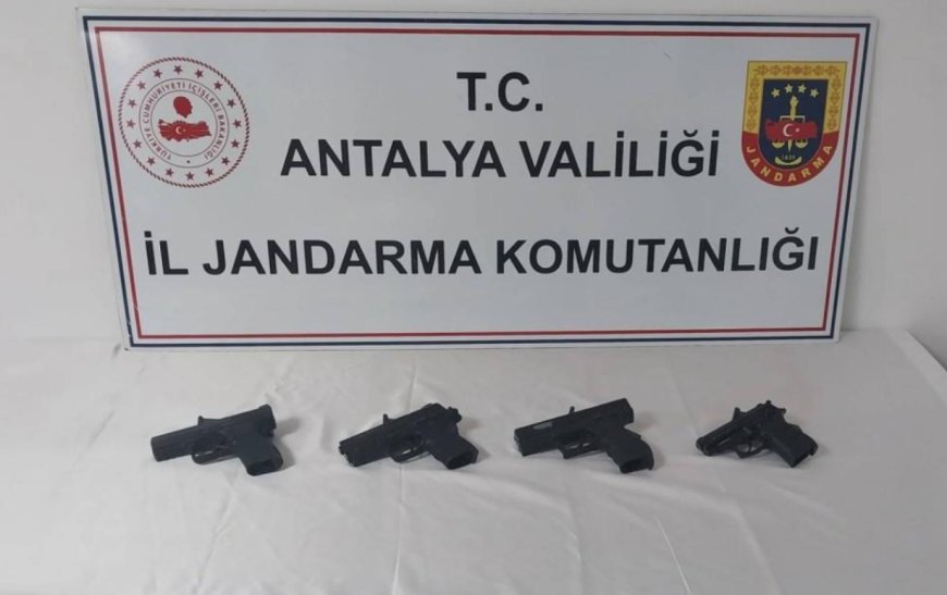 Antalya'da Ruhsatsız Silah Operasyonu: 4 Şüpheli Gözaltında