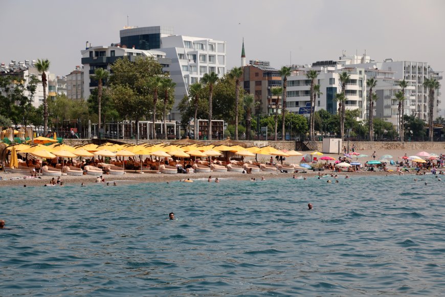 Antalya'da Ücretli Plaj Tepkisi: "Sahiller Halka Aittir"