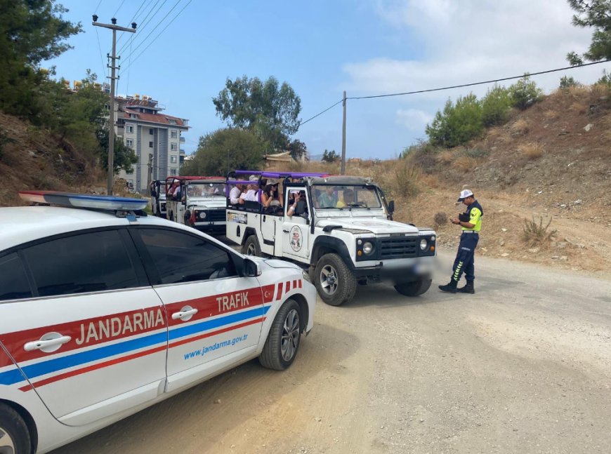 Antalya Jandarması'ndan Safari Aracı Denetimi: 15 Araca Cezai İşlem Uygulandı