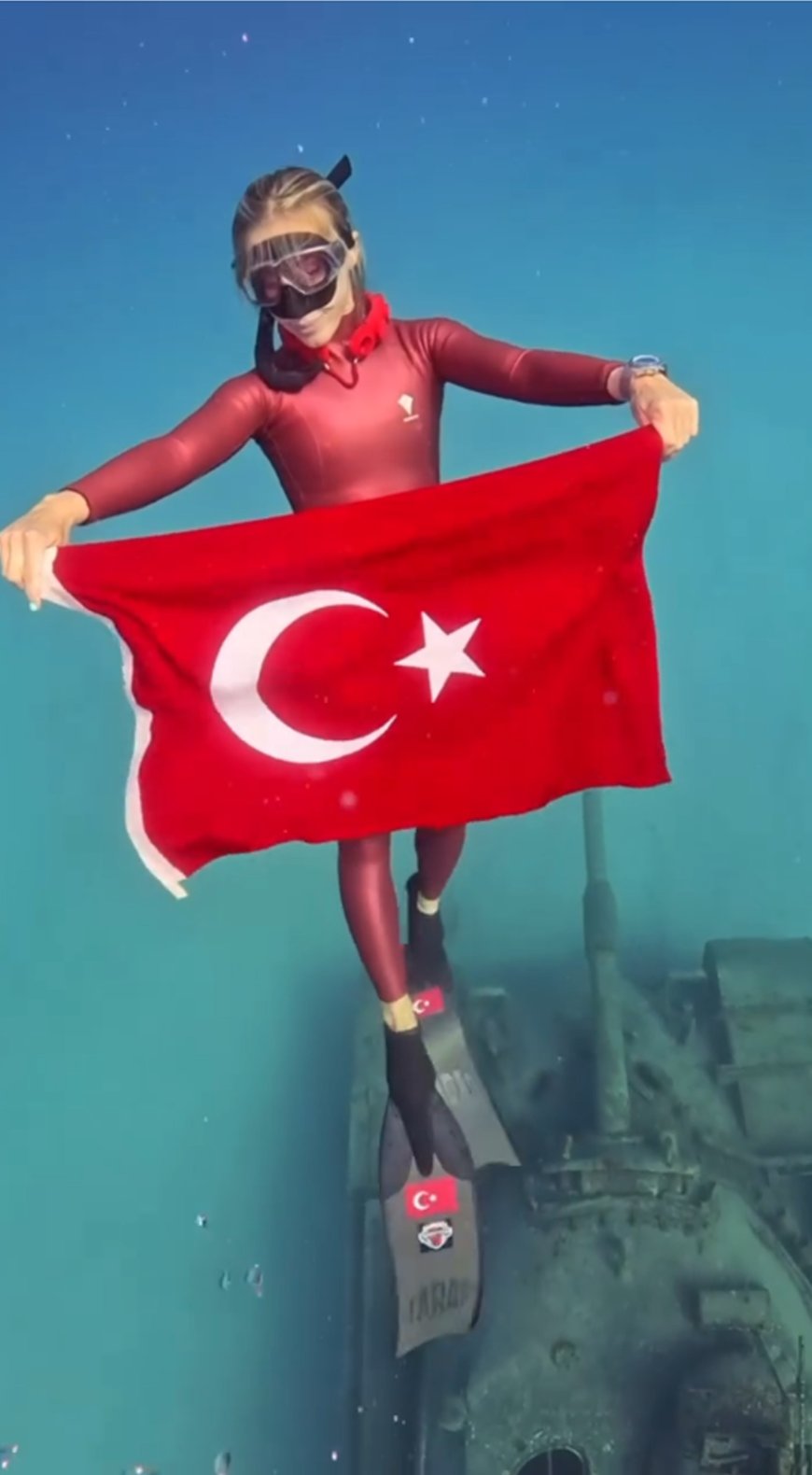 Şahika Ercümen'den 30 Ağustos'a Özel Anlamlı Dalış: Su Altında Türk Bayrağı Açtı