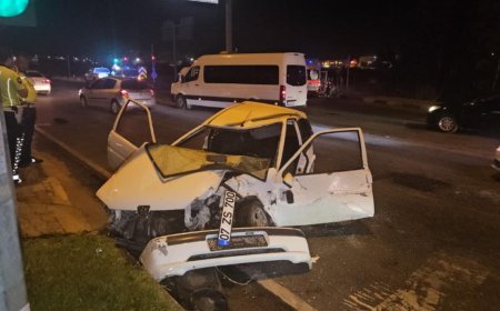 Konyaaltı'nda Korkutan Kaza: Otomobil Hafif Ticari Araca Çarptı, 4 Kişi Yaralandı