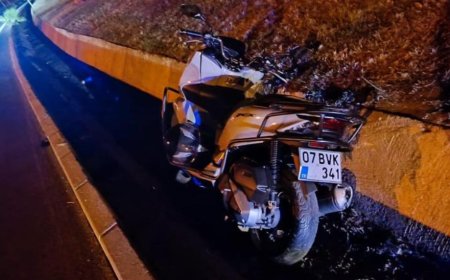 Gazipaşa'da Korkutan Kaza: Otomobil, Yaya İçin Duran Motosikletliye Çarptı