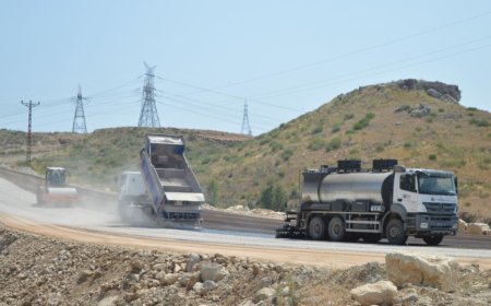 Kırsal Hizmetler Harekete Geçti: Manavgat'ta D-400 Bağlantı Yolu Asfaltlanıyor