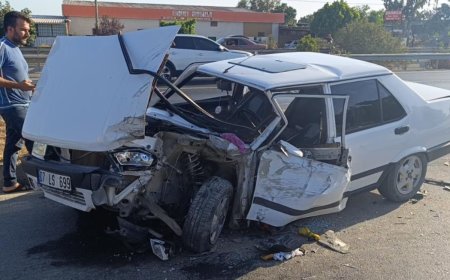 Manavgat'ta Kaza: Ters Yönden Gelen Otomobil Hurdaya Döndü, 2 Yaralı