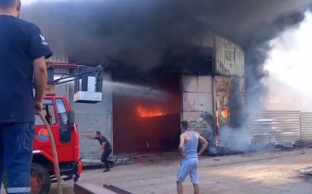 Döşemealtı'nda Fabrika Yangını: Alevler Kimyasallar Nedeniyle Büyüdü