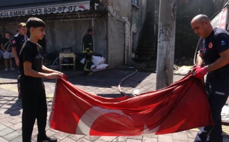 Kıbrıs Gazisi Yanan Evinin Başında: Türk Bayrağını Teslim Aldı