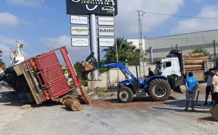 Manavgat'ta Lastiği Patlayan Kamyon Yan Yattı