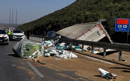 Döşemealtı'nda Kaza: Devrilen Tırın Genç Sürücüsü Olay Yerinde Can Verdi