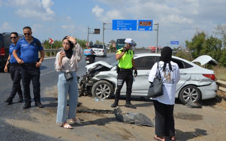 Manavgat'ta Korkutan Kaza: Sürücünün Hakimiyetini Kaybettiği Otomobil Bariyere Çarptı