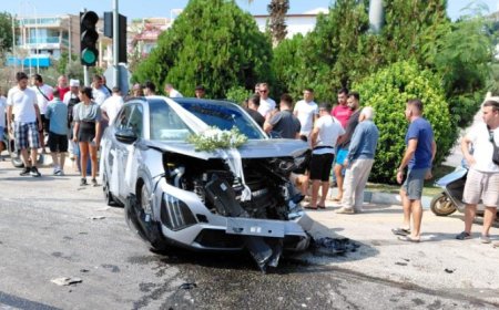 Kaş’ta Düğün Konvoyunda Kaza: Gelin Arabasına Çarpan Sürücü Yaralandı