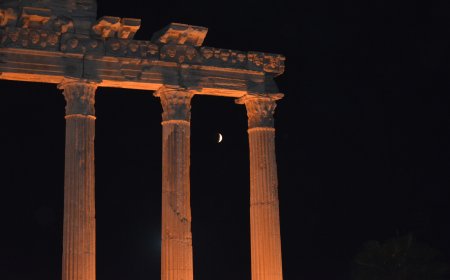 ANTALYA'nın Manavgat ilçesinde turistler, kanlı ay tutulmasını Apollon Tapınağı manzarası eşliğinde izlendi