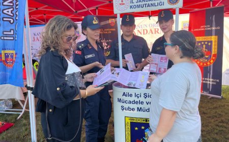 Antalya Jandarmasından Kadına Yönelik Şiddete Karşı Bilgilendirme Etkinliği