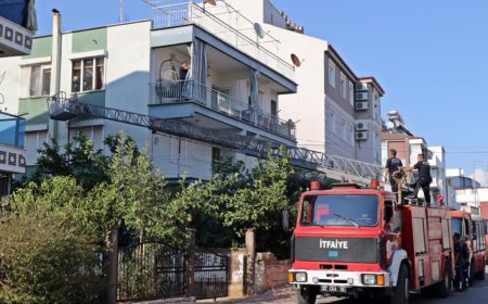 Yangın Paniğe Neden Oldu: Antalya’da İki Katlı Binanın Üst Katı Yandı