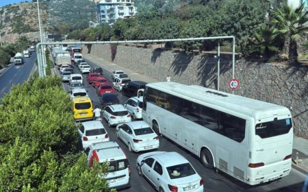 Alanya’da Zincirleme Kaza: 8 Araç Birbirine Girdi, 10 Yaralı