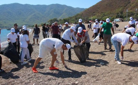Adrasan Sahili'nde Öğrencilerle Çevre Temizliği Etkinliği