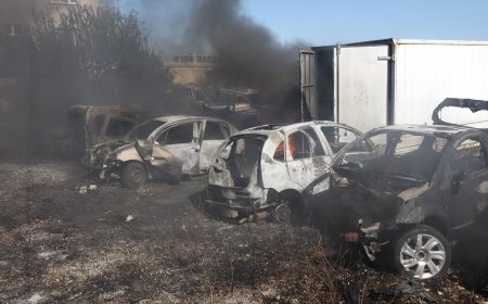 Antalya'da Yangın Korkuttu: 12 Araç Alevlere Teslim Oldu