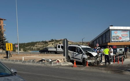 Elmalı'da Kaza: TIR ile Hafif Ticari Araç Çarpıştı, Maddi Hasar Oluştu