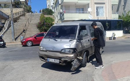 Manavgat'ta Kamyonetle Motosiklet Çarpıştı: Sürücü Yaralandı
