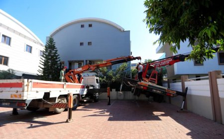 Ağaç Budarken Hayatı Tehlikeye Girdi: Yan Yatan Vinçten İtfaiye Kurtardı