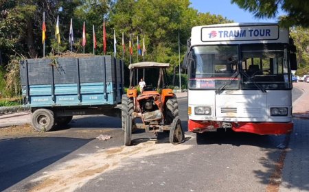 Antalya'da Turist Otobüsü Kazası: Bir Turist ve Traktör Sürücüsü Yaralandı